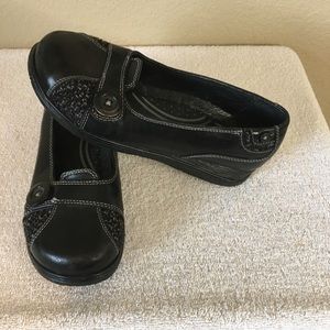 Dansko black slip on flats in excellent pre owned condition. Size 37.